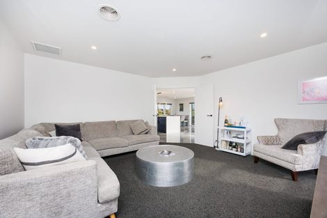 Photo of property in 37 Vaucluse Heights, Fitzherbert, Palmerston North, 4410
