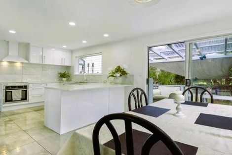 Photo of property in 10 Yarra Place, Botany Downs, Auckland, 2010