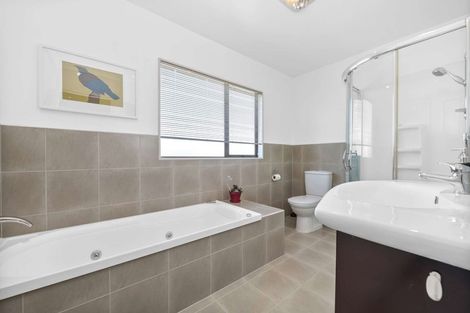 Photo of property in 9 Jomard Terrace, Northcross, Auckland, 0632