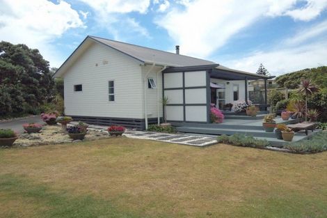 Photo of property in 4 Centreway Road, Port Waikato, Tuakau, 2695