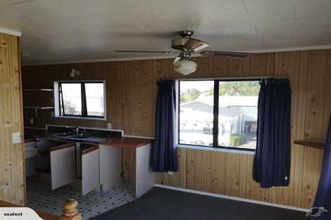 Photo of property in 5b Crispe Road, Clarks Beach, 2122