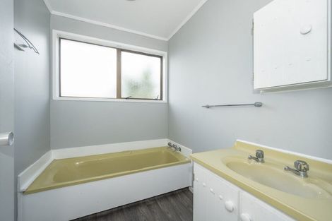 Photo of property in 28 Beauchamp Drive, Massey, Auckland, 0614