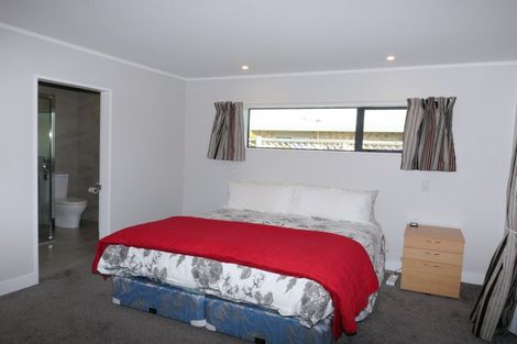 Photo of property in 68 Guildford Drive, Paraparaumu, 5032