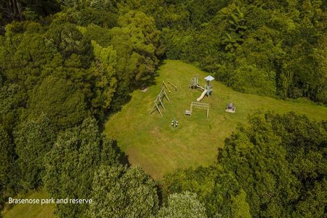 Photo of property in 1 Brasenose Place, Tawa, Wellington, 5028