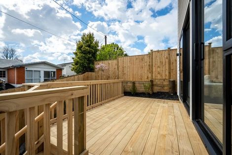 Photo of property in 16 Exmouth Road, Northcote, Auckland, 0627