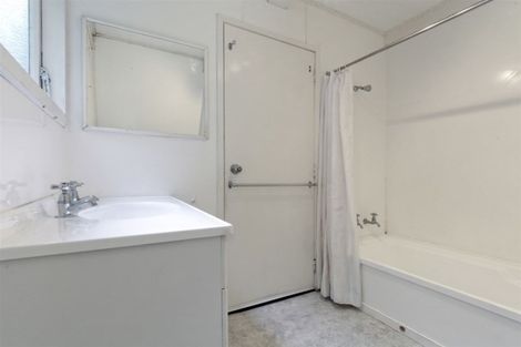 Photo of property in 24 Cornwall Street, Te Atatu South, Auckland, 0610