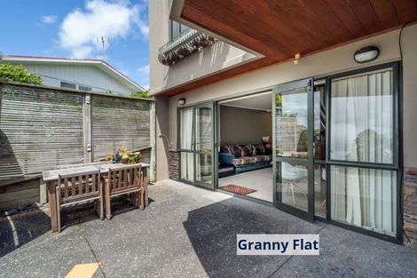 Photo of property in 19 Chivalry Road, Glenfield, Auckland, 0629