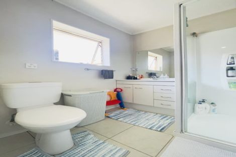 Photo of property in 1 Mellefont Close, East Tamaki Heights, Auckland, 2016