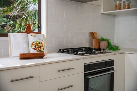 Photo of property in 16 Garden Road, Northland, Wellington, 6012