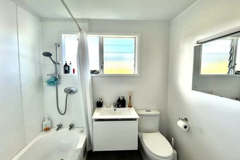 Photo of property in 2/25 Drome View Place, Beach Haven, Auckland, 0626