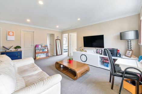 Photo of property in 2/890 East Coast Road, Northcross, Auckland, 0630