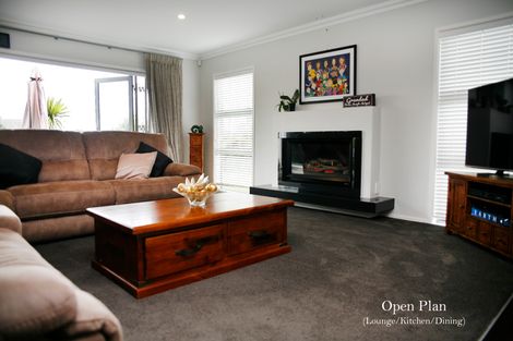 Photo of property in 12 Portofino Point, Karaka, Papakura, 2113