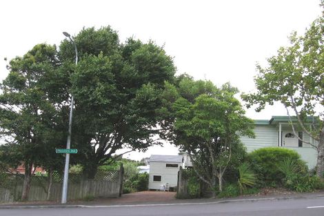 Photo of property in 2/2 Manutara Avenue, Forrest Hill, Auckland, 0620