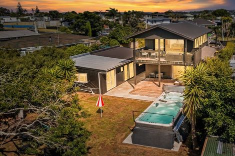 Photo of property in 18 House Avenue, Mangere Bridge, Auckland, 2022