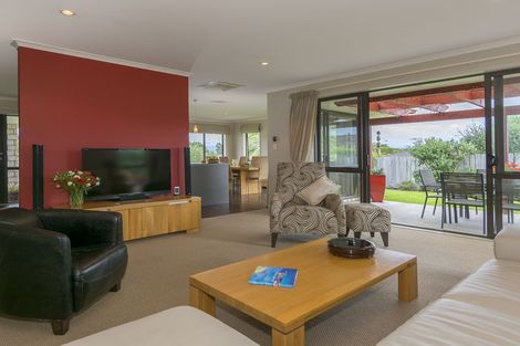 Photo of property in 8 Olive Close, Omokoroa, 3114