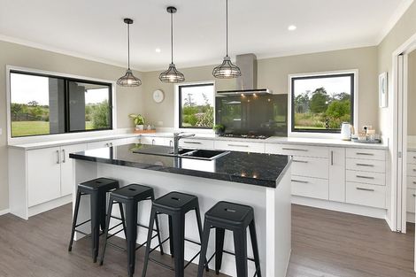 Photo of property in 4 Loretta Place, Red Beach, 0932