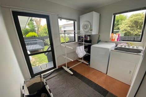 Photo of property in 43a Edgewater Drive, Pakuranga, Auckland, 2010