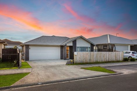 Photo of property in 15 Moemoea Avenue, Kumeu, 0810