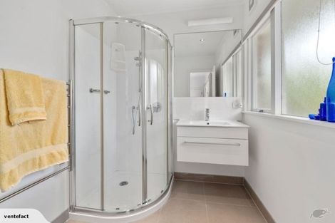 Photo of property in 1/126a Vauxhall Road, Narrow Neck, Auckland, 0624