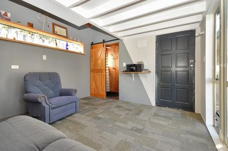 Photo of property in 8 Hobsonville Road, West Harbour, Auckland, 0618