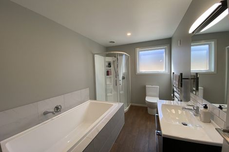 Photo of property in 31 Shepherd Road, Jacks Point, Queenstown, 9371