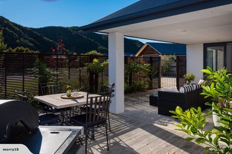 Photo of property in 5 Whitby Close, Waikawa, Picton, 7220