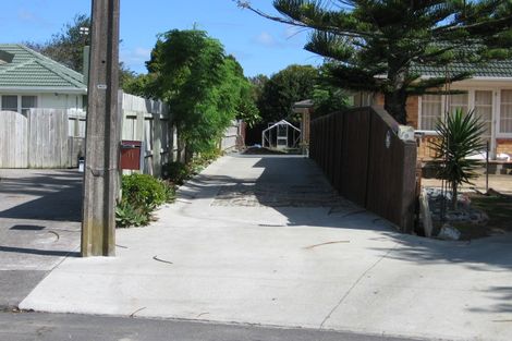 Photo of property in 11 Holman Road, Te Atatu Peninsula, Auckland, 0610