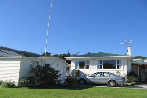 Photo of property in 51 Raroa Terrace, Tawa, Wellington, 5028