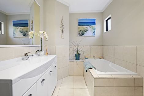 Photo of property in 15 Lilybank Crescent, East Tamaki, Auckland, 2013