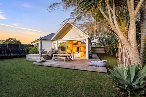 Photo of property in 17 Vincent Road, Northcote Point, Auckland, 0627