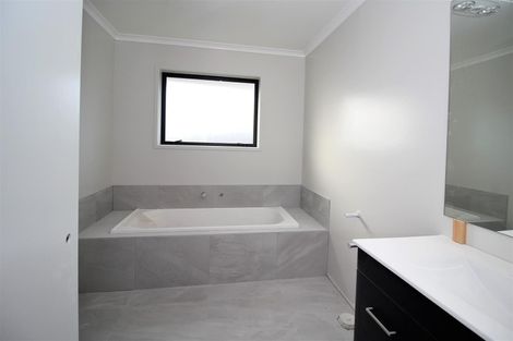 Photo of property in 21 Kaurinui Crescent, One Tree Point, 0118