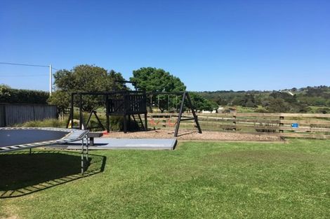 Photo of property in 463 Waitakere Road, Taupaki, Henderson, 0782