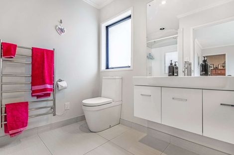 Photo of property in 19 Kendallvale Drive, Waiuku, 2123