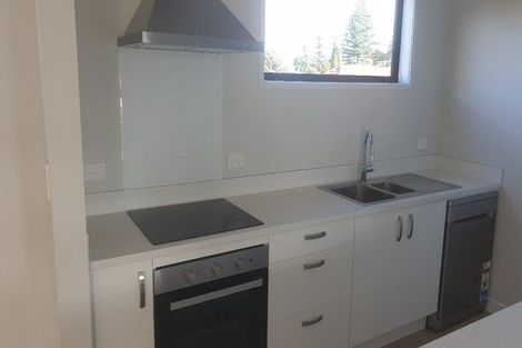 Photo of property in 7/5 Peachgrove Road, Te Atatu Peninsula, Auckland, 0610