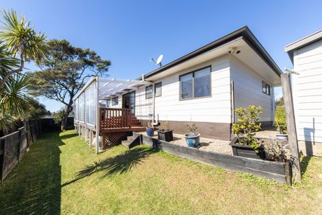 Photo of property in 121 Godley Road, Green Bay, Auckland, 0604