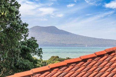 Photo of property in 3/2 Beach Road, Castor Bay, Auckland, 0620