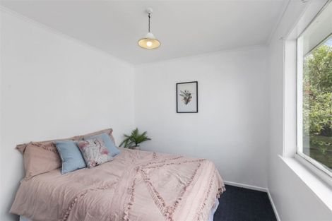 Photo of property in 25 Brooker Grove, Newlands, Wellington, 6037