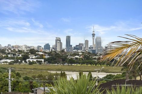 Photo of property in 6a Hanlon Crescent, Narrow Neck, Auckland, 0624