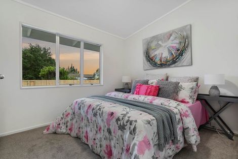 Photo of property in 25 Pukeroa Place, Papakura, 2110