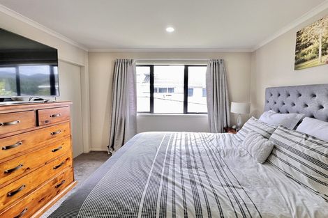 Photo of property in 25 Mcewen Crescent, Riverstone Terraces, Upper Hutt, 5018