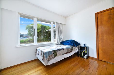 Photo of property in 142 Lincoln Road, Henderson, Auckland, 0610