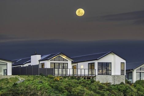 Photo of property in 23 Promontory Crescent, Newlands, Wellington, 6037