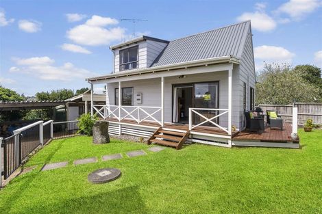 Photo of property in 76 Marine Parade, Mellons Bay, Auckland, 2014