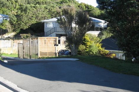 Photo of property in 28 Miles Crescent, Newlands, Wellington, 6037