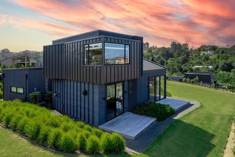 Photo of property in 11 Laguna Place, Matakatia, Whangaparaoa, 0930