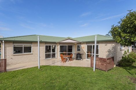 Photo of property in 16 Resolution Place, One Tree Point, 0118