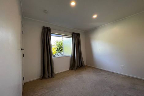 Photo of property in 2/39 Camrose Place, Glenfield, Auckland, 0629