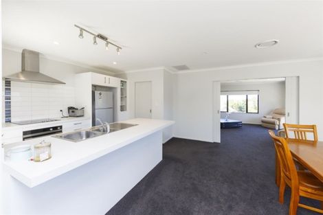 Photo of property in 20 La Lena Grove, Fitzherbert, Palmerston North, 4410