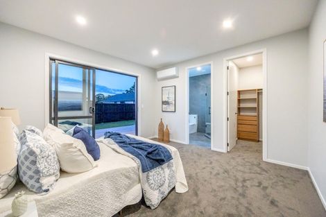 Photo of property in 18 Madden Avenue, Kumeu, 0810