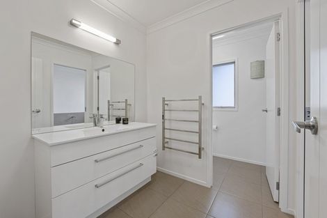 Photo of property in 7 Settlers Close, Whalers Gate, New Plymouth, 4310